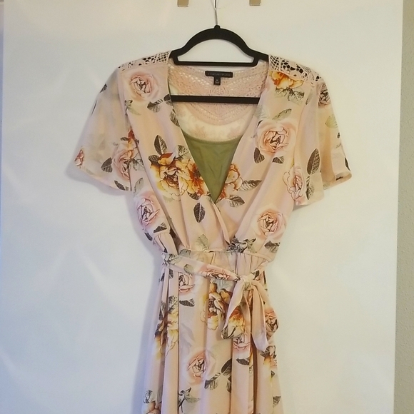 Signature Studio Wrap Dress Size Medium - Picture 7 of 8